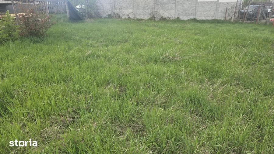 Teren de 400 mp, în Zăvoi