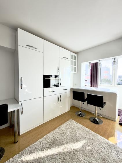 Apartament cu 3 camere semidecomandat, mobilat în Moșilor