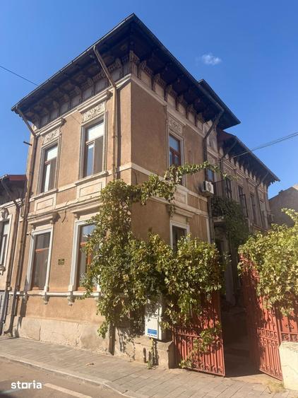 Apartament cu 5 camere semidecomandat în Cișmigiu