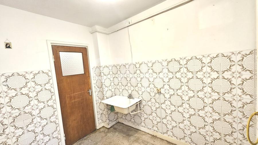 Apartament cu 3 camere semidecomandat în Titan