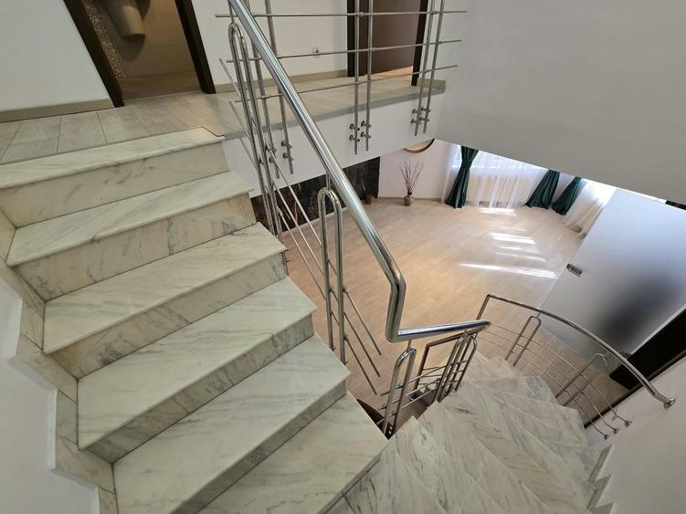 Apartament cu 5 camere în Nordului