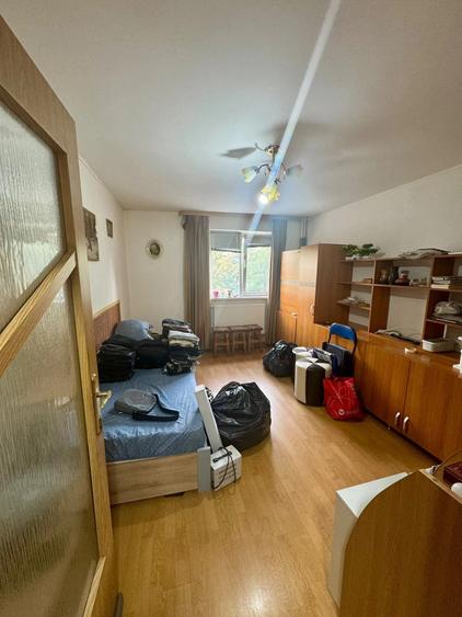 Apartament cu 3 camere semidecomandat în Podu Roș