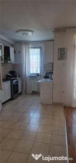 Apartament cu 3 camere decomandat în Buziașului