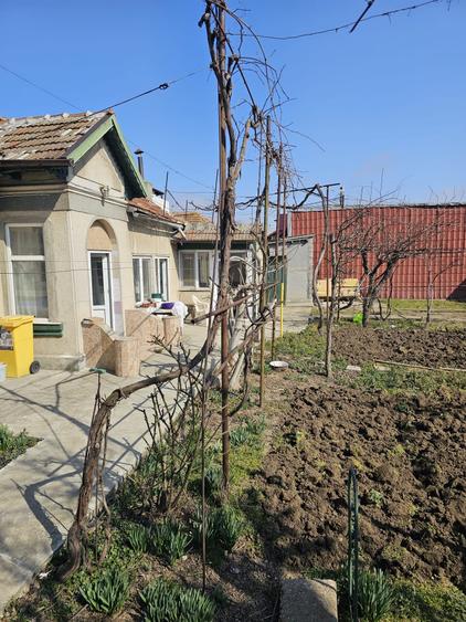 Casă individuală cu 4 camere cu Teren 400 Mp în Brătianu