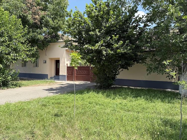 Casă cu 3 camere cu Teren 1300 Mp în Central