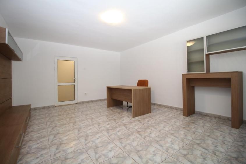 Apartament cu 3 camere decomandat, mobilat în Decebal