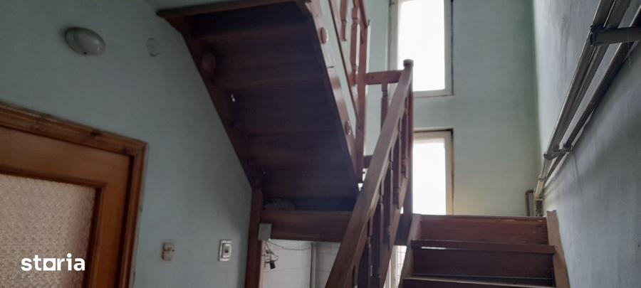 Casă cu 6 camere cu Teren 394 Mp în Central