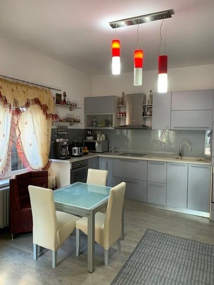 Casă individuală cu 11 camere cu Canalizare în Central