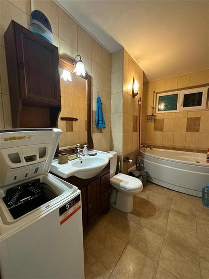 Apartament cu 4 camere decomandat în Podu Roș