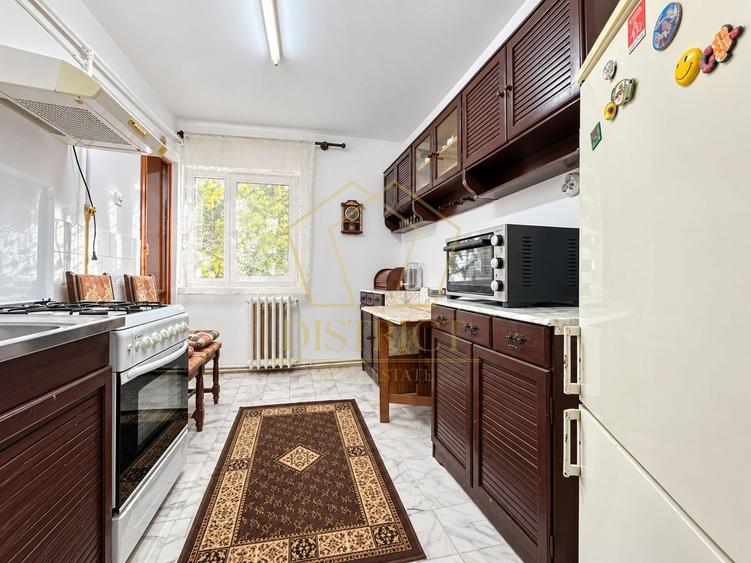 Apartament cu 3 camere decomandat, mobilat în Girocului
