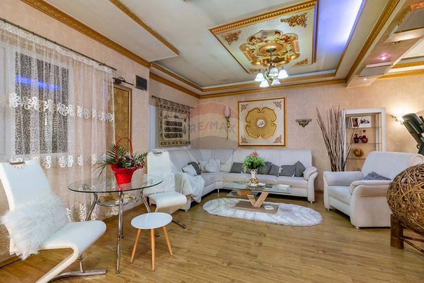 Casă individuală cu 6 camere cu Teren 469 Mp în Central
