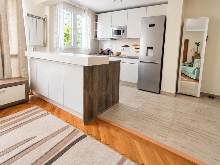 Apartament cu 3 camere semidecomandat, mobilat în Titan