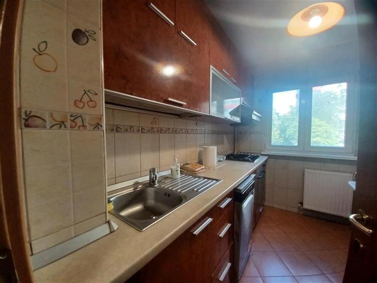 Apartament cu 3 camere nedecomandat, mobilat în Tineretului