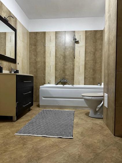 Apartament cu 3 camere semidecomandat în Lipovei