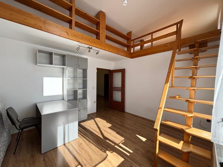 Apartament cu 3 camere semidecomandat în Florești