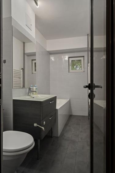 Apartament cu 3 camere decomandat, mobilat în Tei