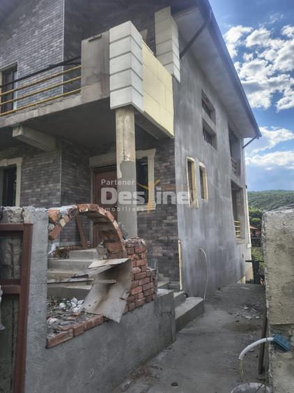 Casă individuală cu 5 camere cu Canalizare în Hunedoara