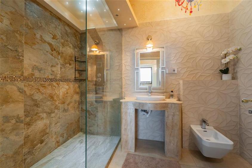 Penthouse cu 4 camere decomandat, mobilat în Central
