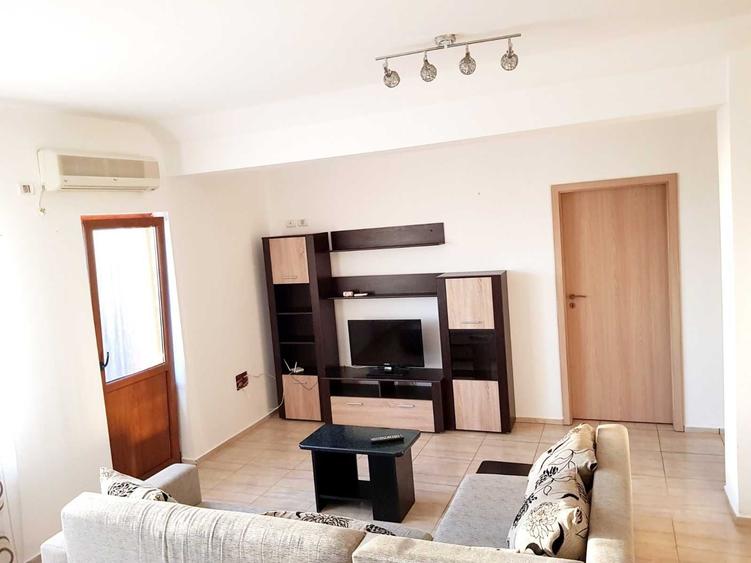 Apartament cu 3 camere decomandat în Exterior Vest