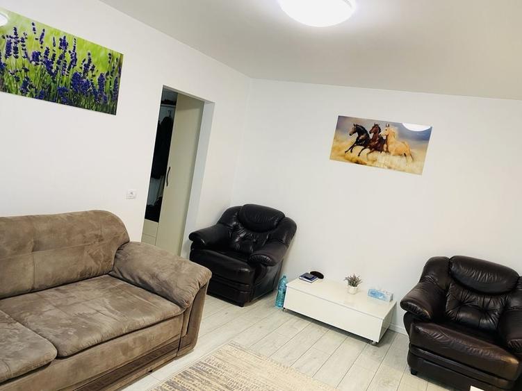 Apartament cu 3 camere semidecomandat în Podu Roș
