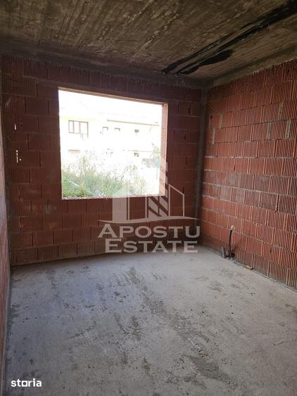 Casă cu 8 camere cu Teren 681 Mp în Central