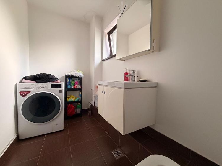 Casă individuală cu 7 camere cu Canalizare în Bucureștii Noi