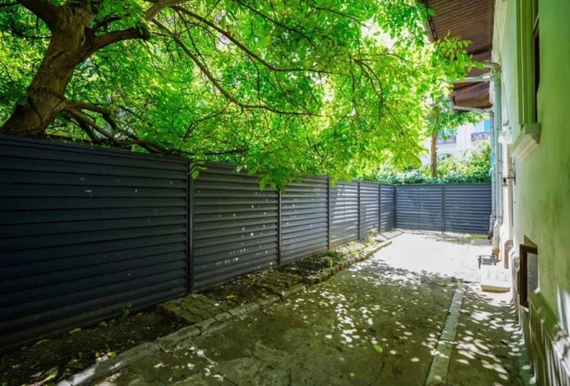 Casă individuală cu 5 camere cu Canalizare în Dorobanți
