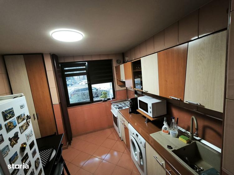 Apartament cu 3 camere semidecomandat în Giulești