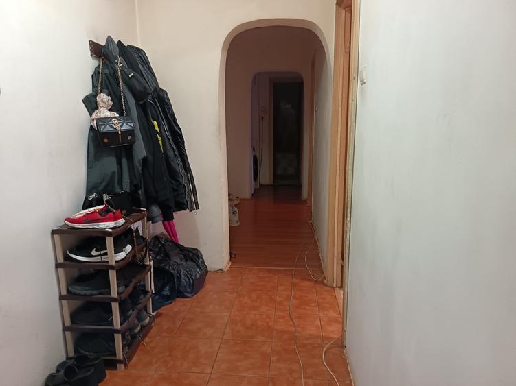 Apartament cu 3 camere decomandat, mobilat în Titan