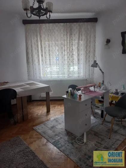 Casă cu 6 camere cu Teren 170 Mp în Tomis I
