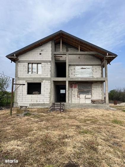 Casă cu 5 camere cu Teren 1553 Mp în Blejești