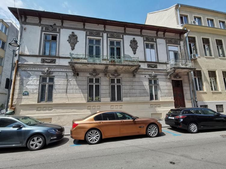 Casă individuală cu 17 camere cu Canalizare în Grădina Icoanei