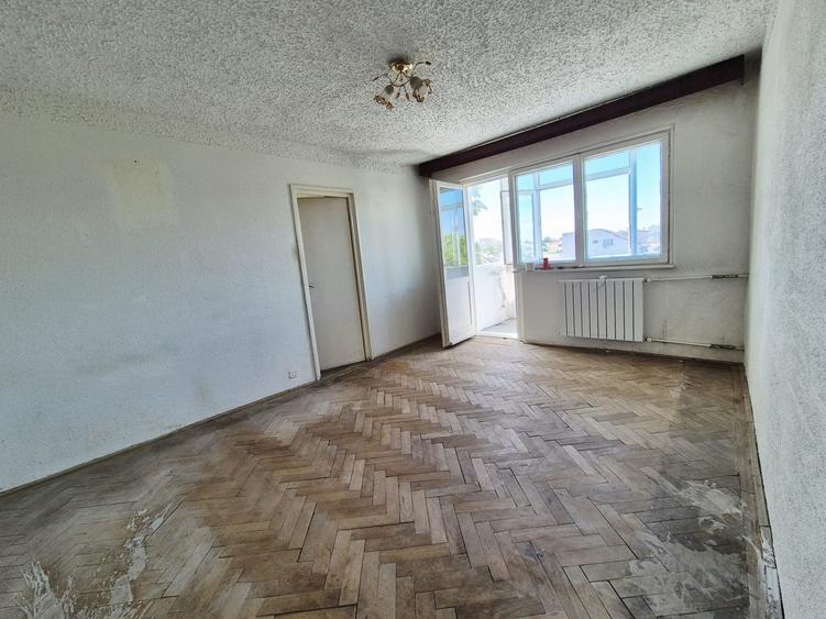 Apartament cu 3 camere semidecomandat în Km 4-5