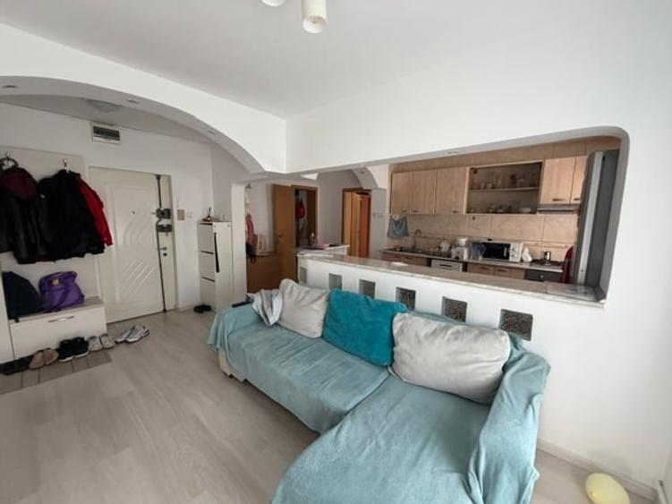 Apartament cu 4 camere semidecomandat în Tineretului