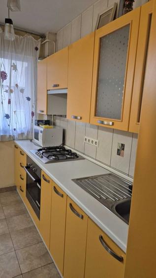 Apartament cu 3 camere semidecomandat în Piața Unirii