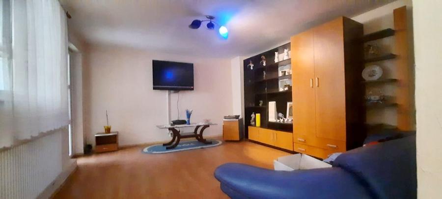 Casă individuală cu 9 camere cu Canalizare în Caragiale