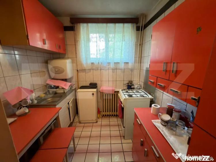 Apartament cu 3 camere semidecomandat în Calea București