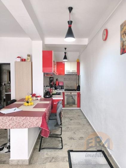 Apartament cu 3 camere decomandat, mobilat în Central