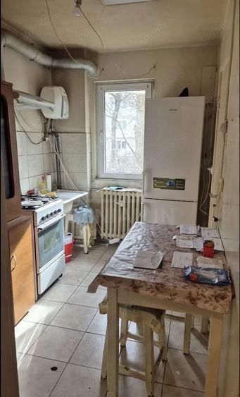 Apartament cu 3 camere semidecomandat în Astra