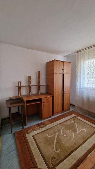 Apartament cu 4 camere semidecomandat în Craiovița Nouă