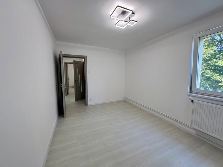Apartament cu 3 camere semidecomandat în Alexandru Obregia