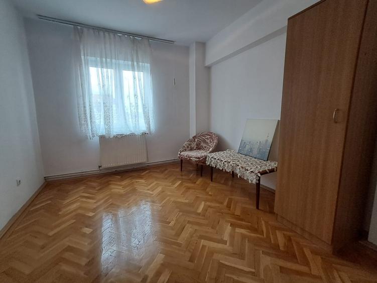 Apartament cu 4 camere decomandat în Central