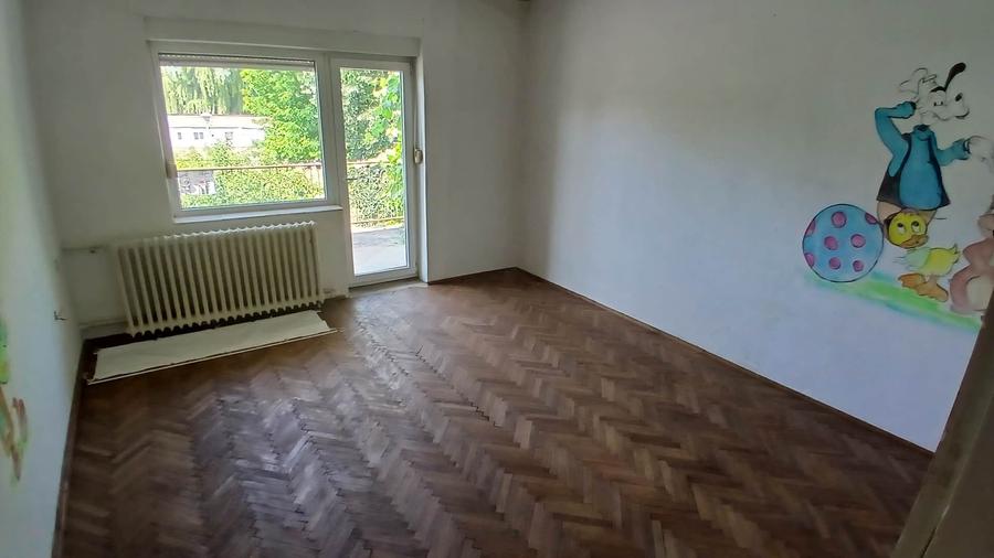 Casă individuală cu 5 camere cu Teren 360 Mp în Vest