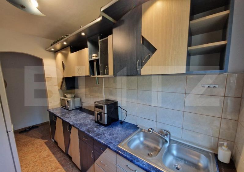 Apartament cu 3 camere semidecomandat, mobilat în Baza 3