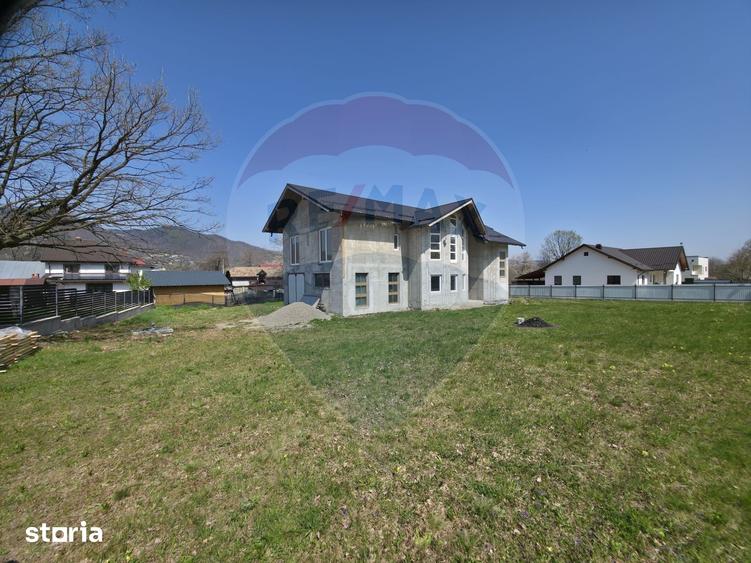 Casă cu 6 camere cu Teren 1680 Mp în Alexandru cel Bun