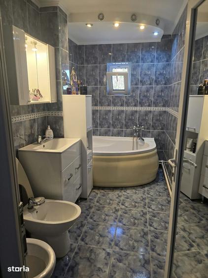 Apartament cu 4 camere decomandat în Micro 16