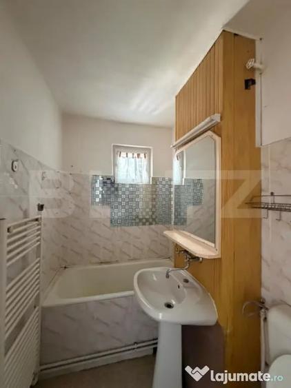 Apartament cu 3 camere semidecomandat în Dâmbu Pietros