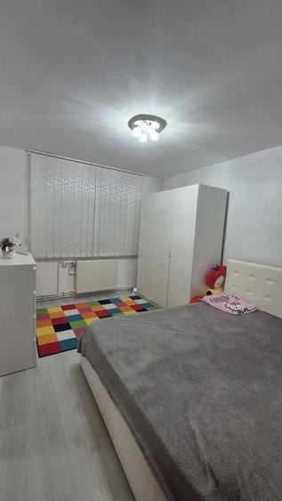 Apartament cu 4 camere semidecomandat în Crângași