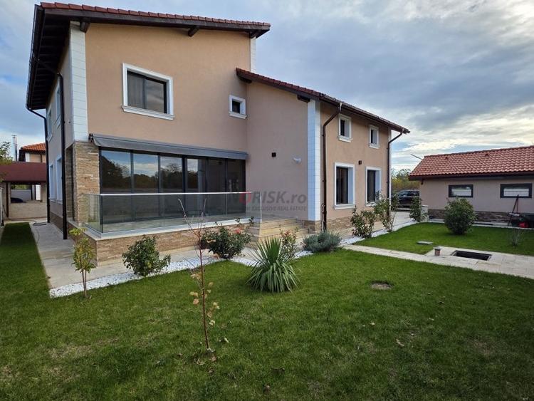 Casă individuală cu 8 camere cu Piscina în Snagov