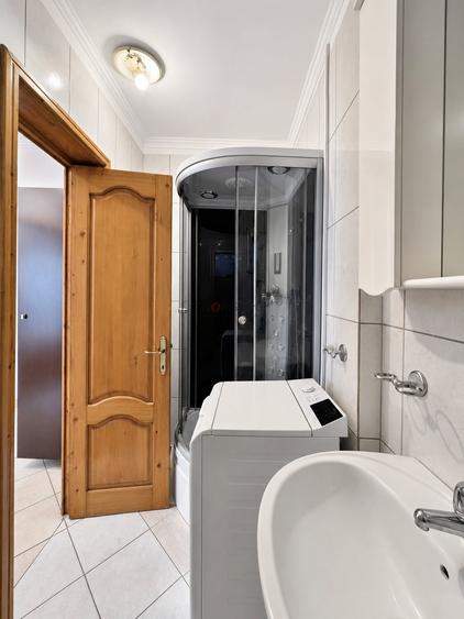 Apartament cu 3 camere decomandat, mobilat în Moinești